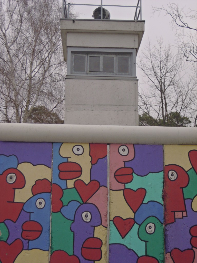 Deel van de Berlijnse Muur met DDR-wachttoren in Alliiertenmuseum Berlijn