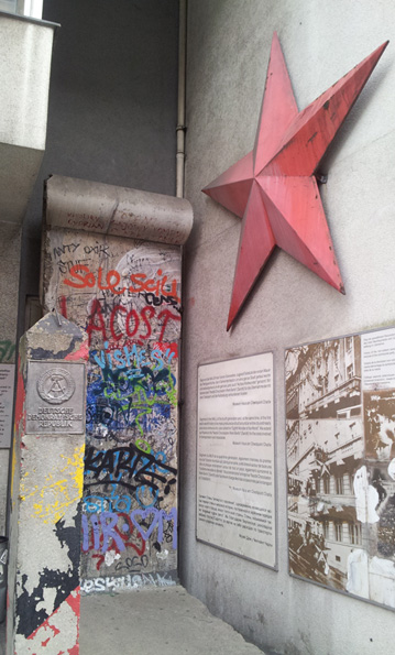 DDR iconen, een grenspaal,, deel van de Muur en de rode ster © Wilma Lankhorst