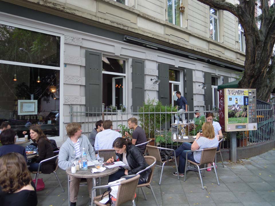 Frankfurt, het Strandcafé is een populair ontbijtcafé © foto Wilma_Lankhorst.