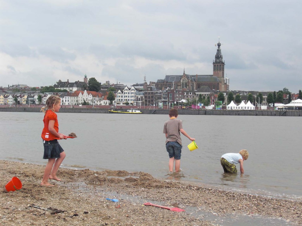 Nijmegen gezien van de Noordoever van de Waal foto Wilma Lankhorst