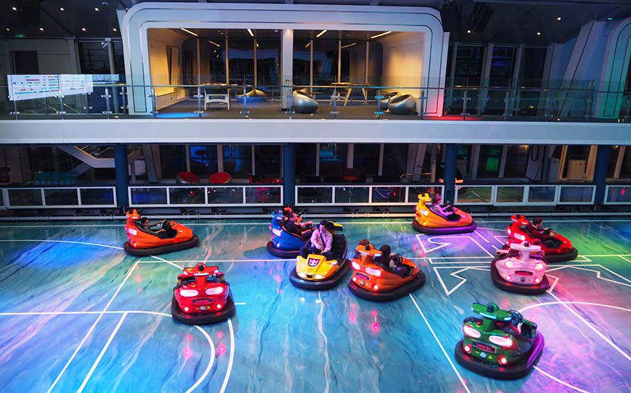 Botsauto's op zee bumper cars at see Quantum of the Seas 