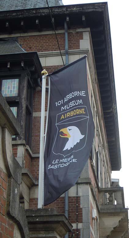 Bastogne Airborne Mesds vlag low res