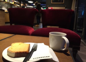 Koffie met cake bij Starbucks in Hanzestad Zwolle