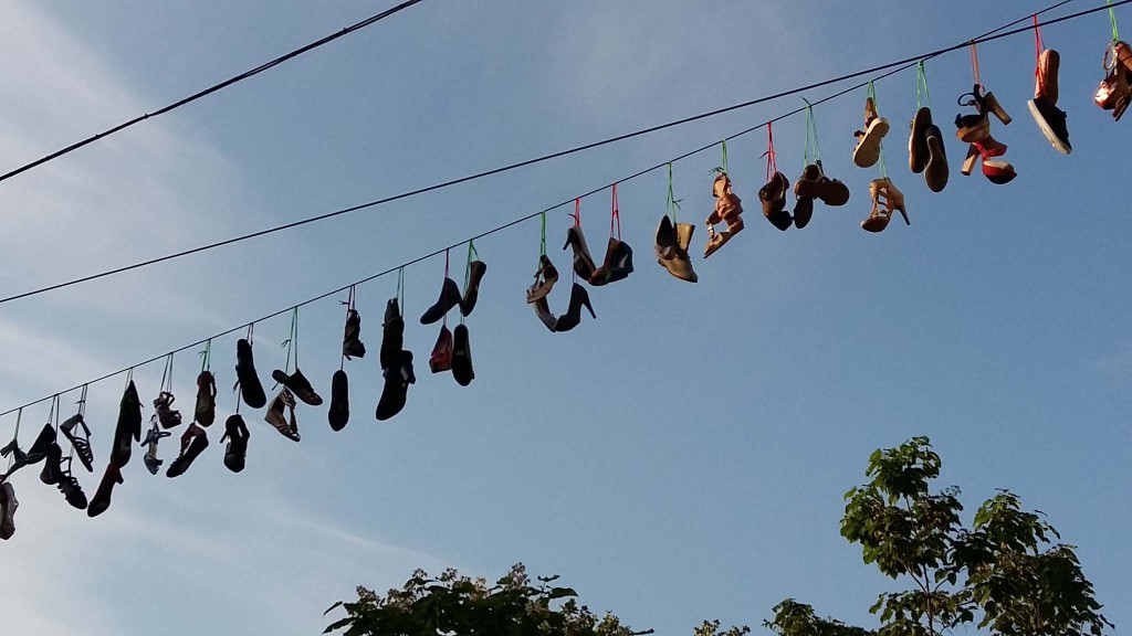 slinegers met schoenen in Ziekerstraat Nijmegen tijdens 4daagse