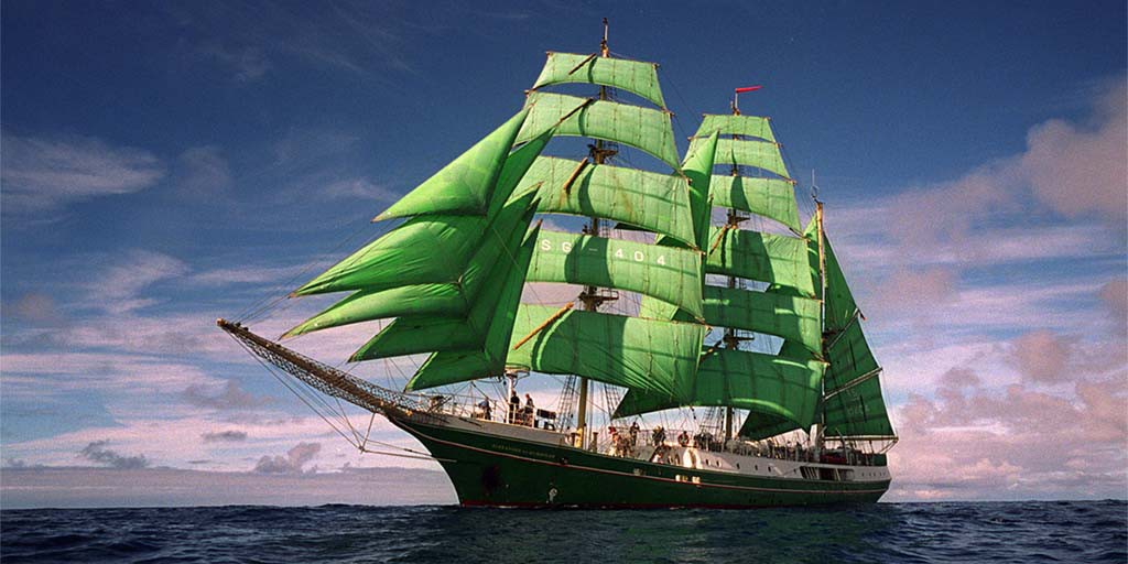 De s.s. Alexander van Humboldt in haar gloriedagen met groene zeilen foto Das Schiff