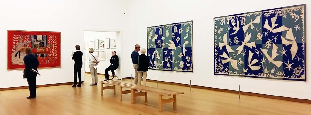 De motieven op de wandkleden links zijn gebaseerd op het verblijf van Matisse op Tahiti