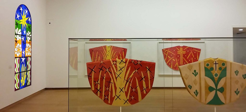 Henri Matisse schildert, ontwerpt kazuifels en vloerkleden en maakt beelden