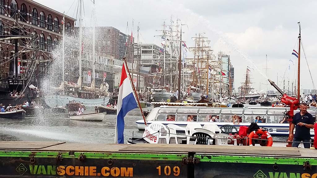 Blusboot spuit schippers nat tijdens SAIL 2015 © Wilma Lankhorst