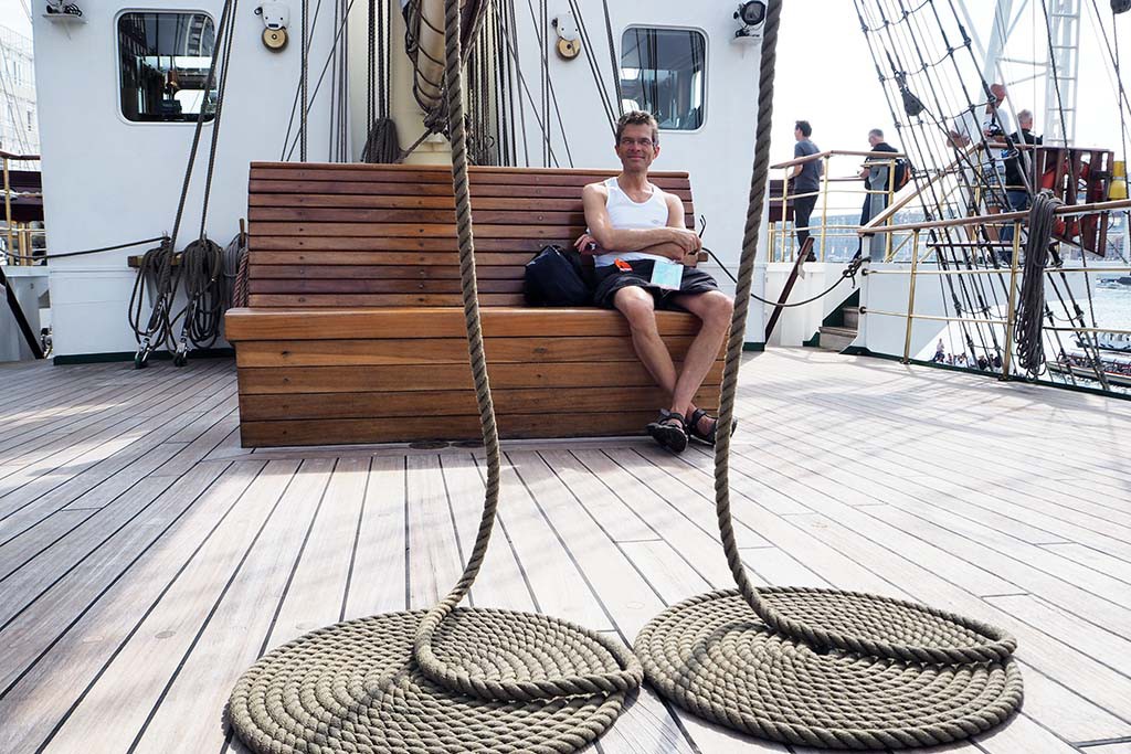 Alles is strak georganiseerd op de Poolse Dar Mlodziezy Sail Amsterdam © Wilma Lankhorst