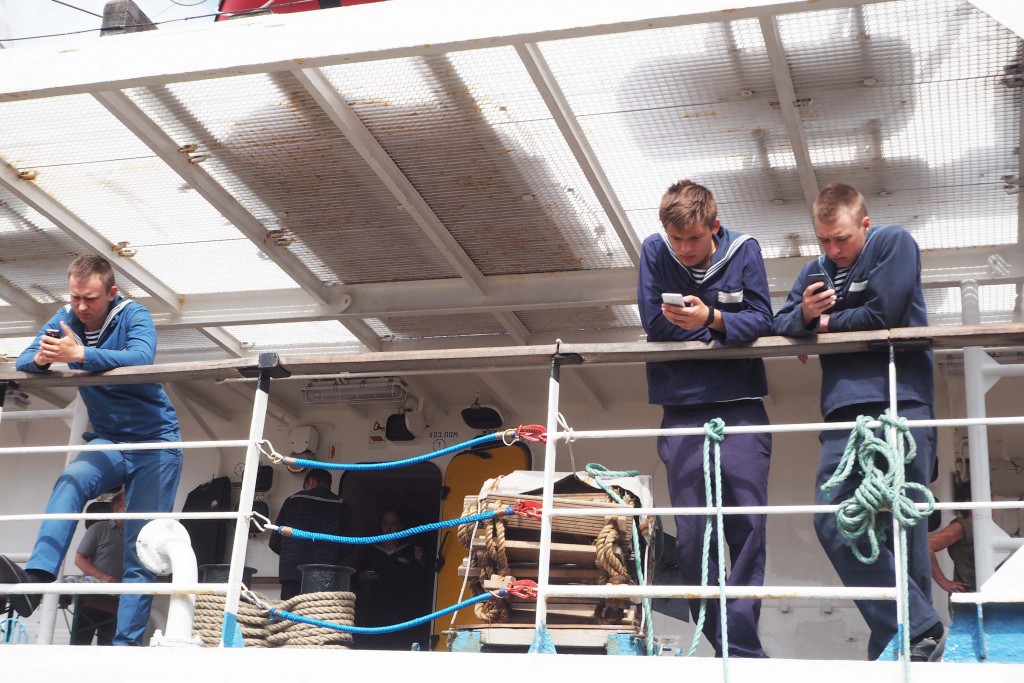Matrozen appen aan boord en gasten struinen over de kade © Wilma Lankhorst