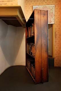 Amsterdam Anne Frank Huis de boekenkast geeft toegang tot het Achterhuis 