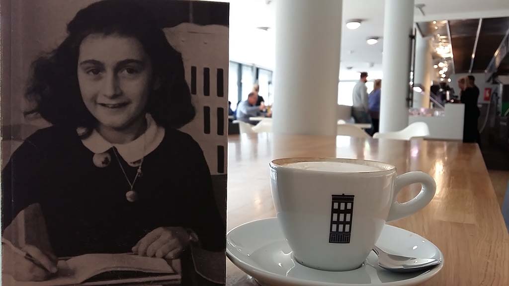 Amsterdam Anne Frank Huis na het bezoek_koffie en een museumboek © Wilma Lankhorst