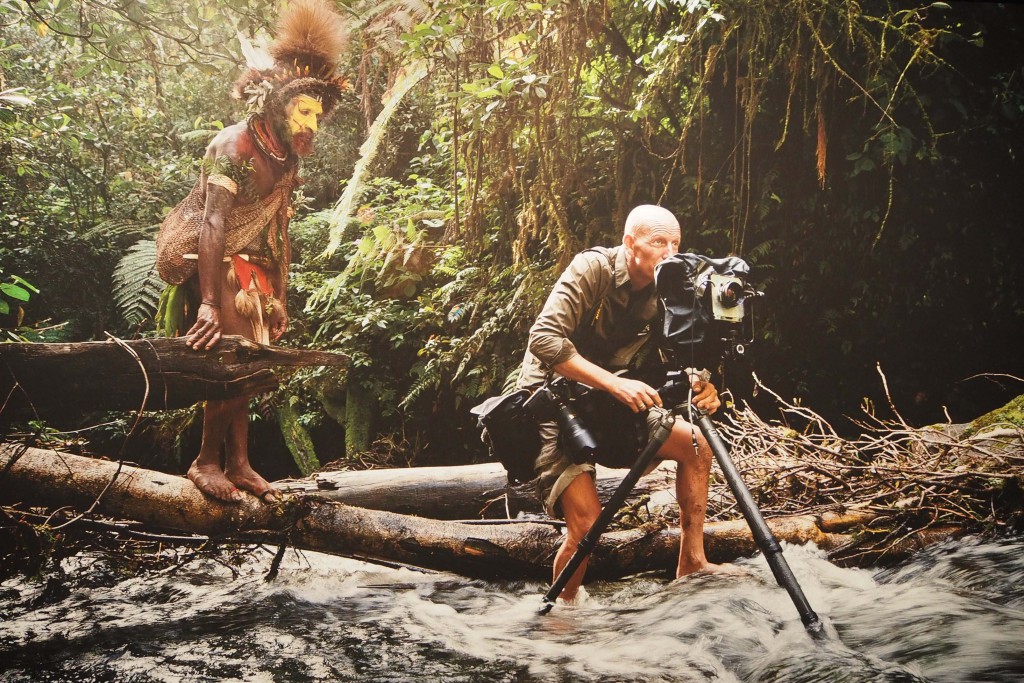 Etnisch fotograaf Jimmy Nelson aan het werk in Papua Nieuw Guinea © Museum Volkenkunde Leiden