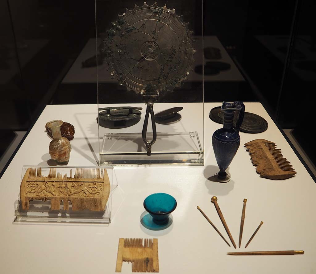 Agrippa expo - vitrne met kammen - spiegels en flesjes RG Museum Keulen