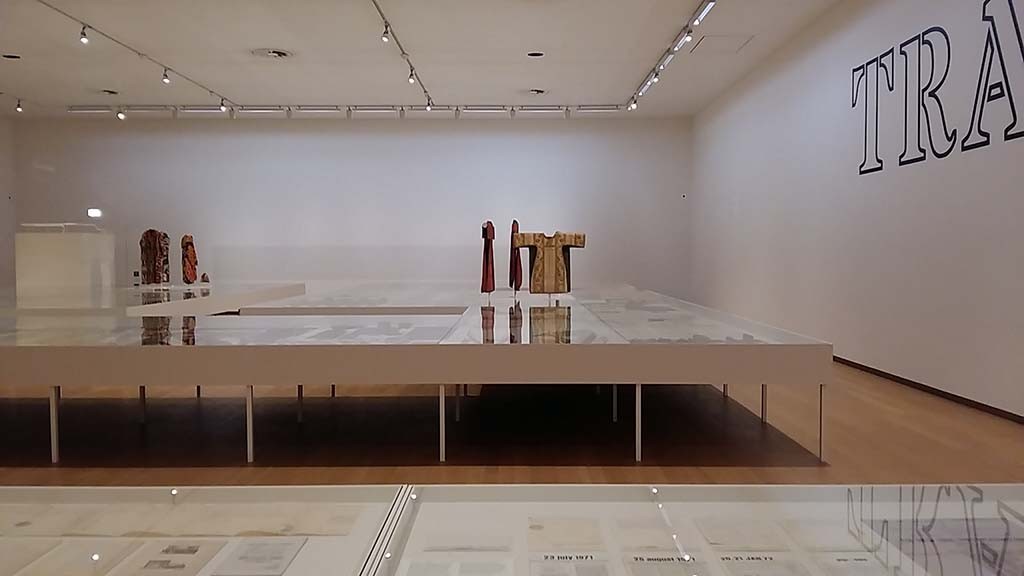 Wit verbindt alle onderdelen van Beyond Conceptual Art Seth Siegelaub Stedelijk Museum Amsterdam © Wilma Lankhorst