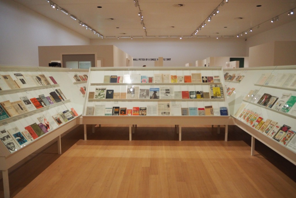 Overzicht van boeken over massacommunicatie en Marxisme van Seth Siegelaub © Stedelijk Museum AMS