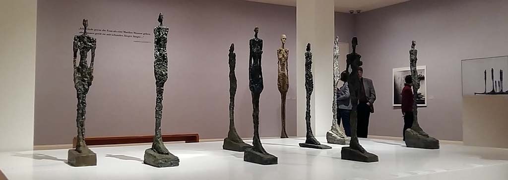Alberto Giacametti zaal met lang gerekte figuren © Kunstmuseum Pablo Picasso in Müster