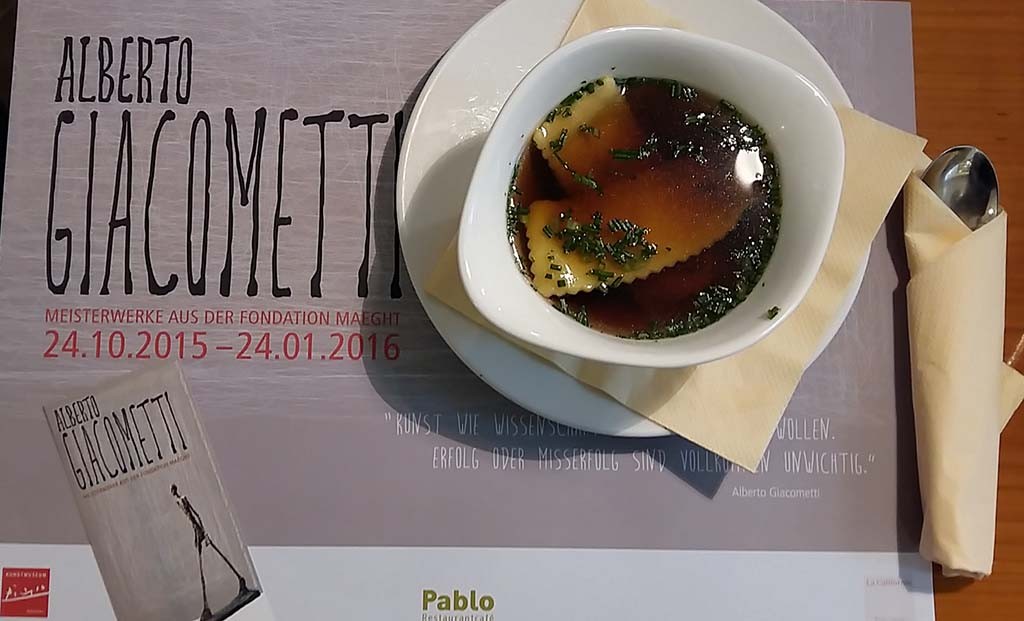 Tijdens expo Alberto Giacometti lunchen in Museumcafé La California in Picasso Museum Müster
