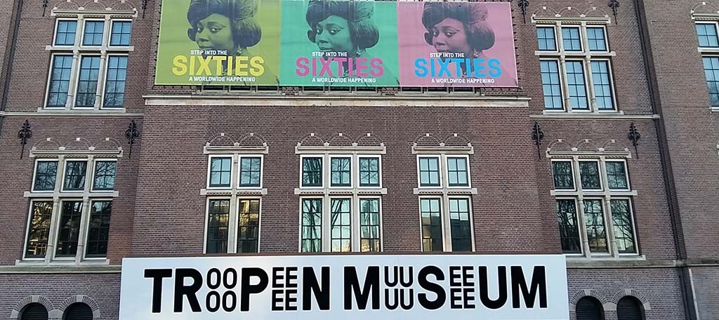 step into the Sixties gevel Tropenmuseum Amsterdam met Eva © James Barnor