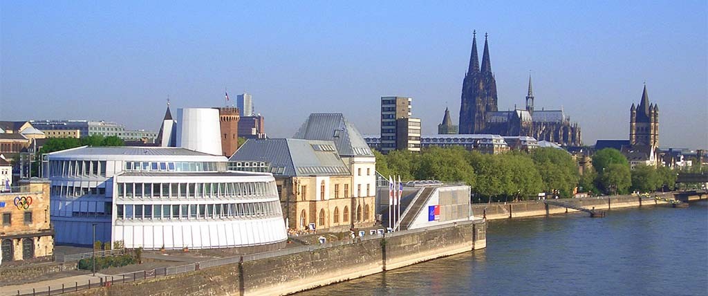 Keulen_ zicht vanaf de Rijn op het Chocoladenmuseum foto museum