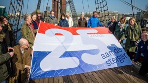 Scheepvaart Museum Amsterdam_vlag voor VOC Amsterdam 25 jaar aan de steiger