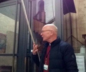 St.stevenskerk Hans Kaaijk met touw van de Cathatarina klok Vrede van Nijmegen