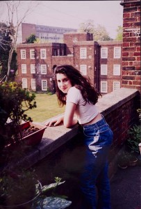  Amy Winehouse op het balkon bij haar oma coll. Jewish Museum London