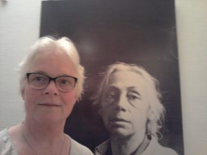 selfie Wilma Lankhorst met afb Käthe Kollwitz in museum in Keulen