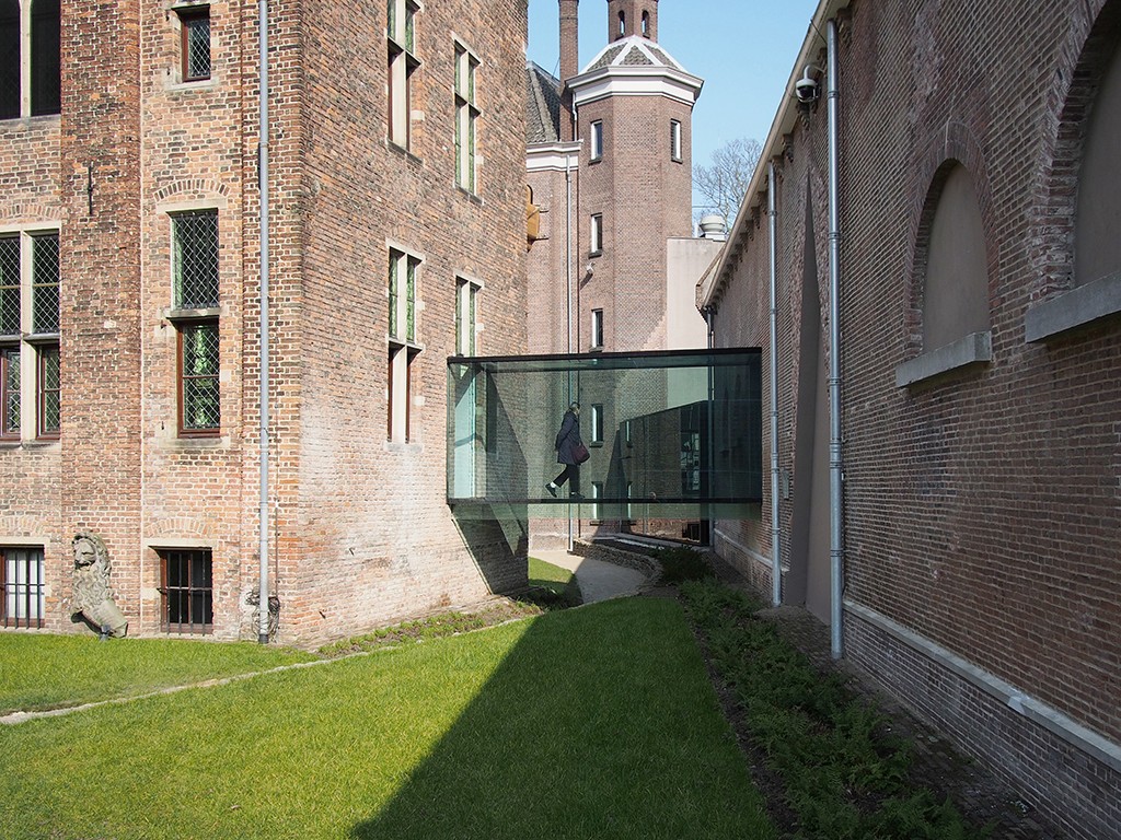 Een glazen brug verbindt de refter met de oude stallen in Centraal Museum Utrecht foto Hagen Zeisberg