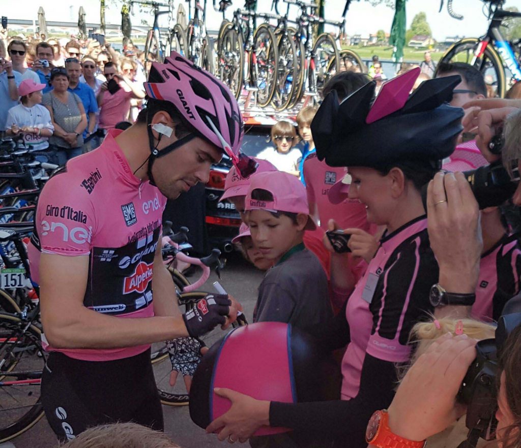 Giro 2016 Nijmegen Tom Dumoulin signeert speciale Giro Hoed van Marianne Jongkind - Cappello
