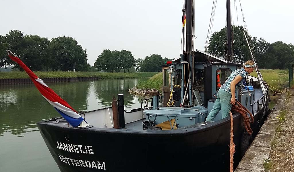 Emscherkunst 2016 Marja Zomer en haar Urker viskotter Jannetje in Rijn-Herne kanaal foto Wilma Lankhorst