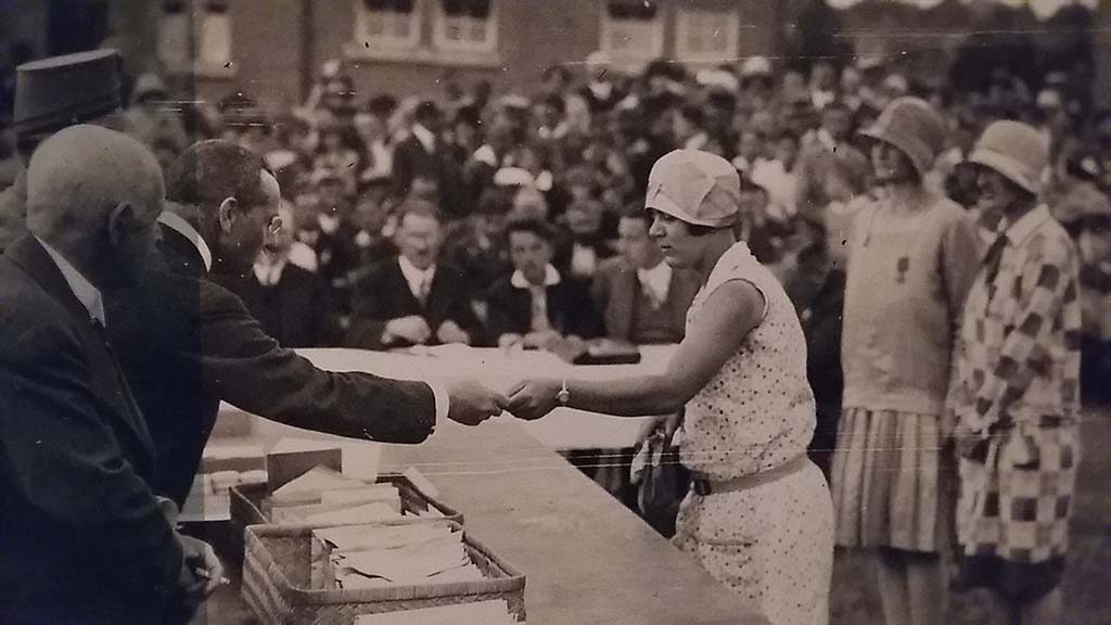 1919 Mw. N. van Stockum Metelerkamp eerste vrouw die 4daagse kruis ontvangt - Museum het Valhof 2016