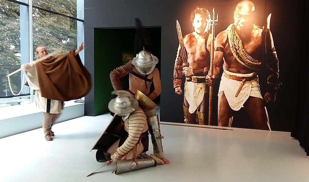  Gladiatoren-vechtscene-bij-entree-expositie-Museum-het-Valkhof-Nijmegen-foto-Wilma-Lankhorst