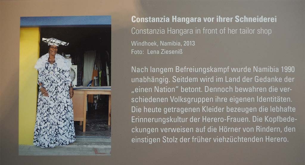 Bremen Übersee Museum-Constanzia-Hangara-voor-haar-naaiatelier-foto-Wilma-Lankhors