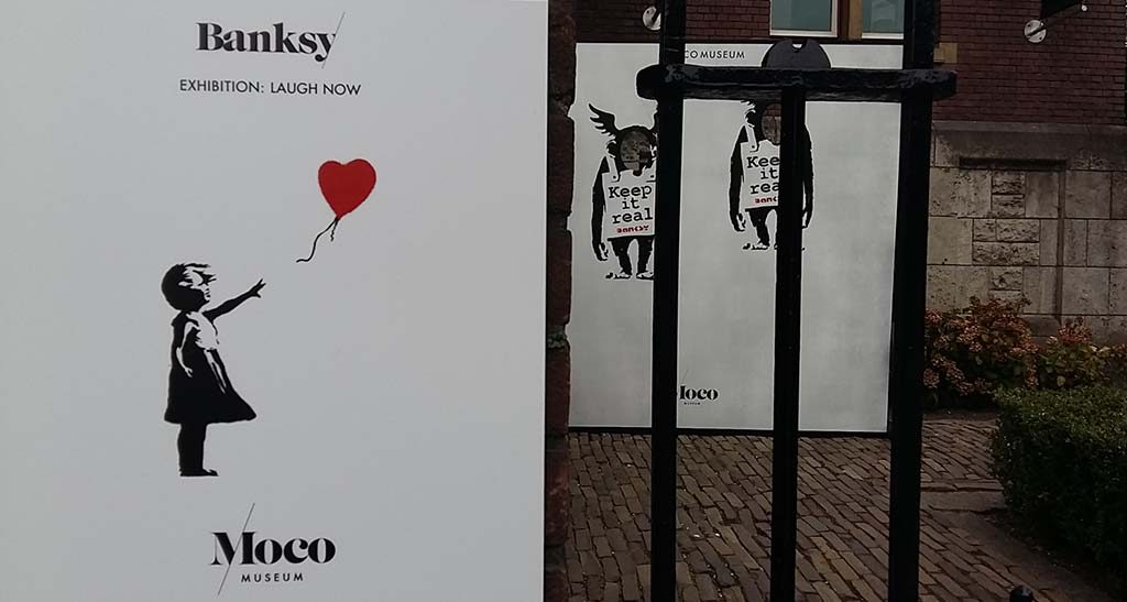 Banksy- entrance -girl-with-balloon-MOCO-Museum-Amsterdam-foto-Wilma-Lankhors