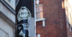 Londen_Shoreditch_Street_Art_Tour_003_D-Face_sticker_6-11-2016-foto-Wilma-Lankhorst