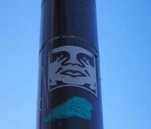 Londen_Shoreditch_Street_Art_Tour_003_Stepard-Fairey-the-gigant_sticker_6-11-2016-foto-Wilma-Lankhorst