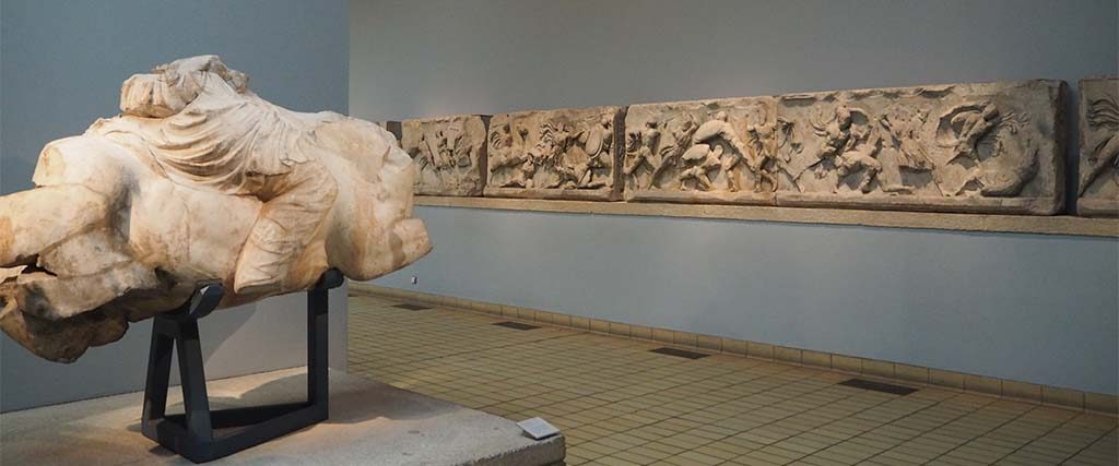 Zaal-21-Amazone-fries-Mausoleum-Harlicarnassus-coll.-British-Museum-vrouwelijke_gladiatoren-foto-Wilma-Lankhorst.