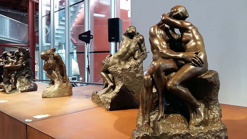 blog-Rodin-genius-at-work-08-zaaloverzicht-bronzen-de-kus-foto-Wilma-Lankhorst