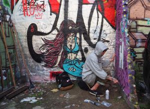  blog-intro-street-art_graffitischrijver-aan-het-werk-in-Londen-foto-Wilma-Lankhorst