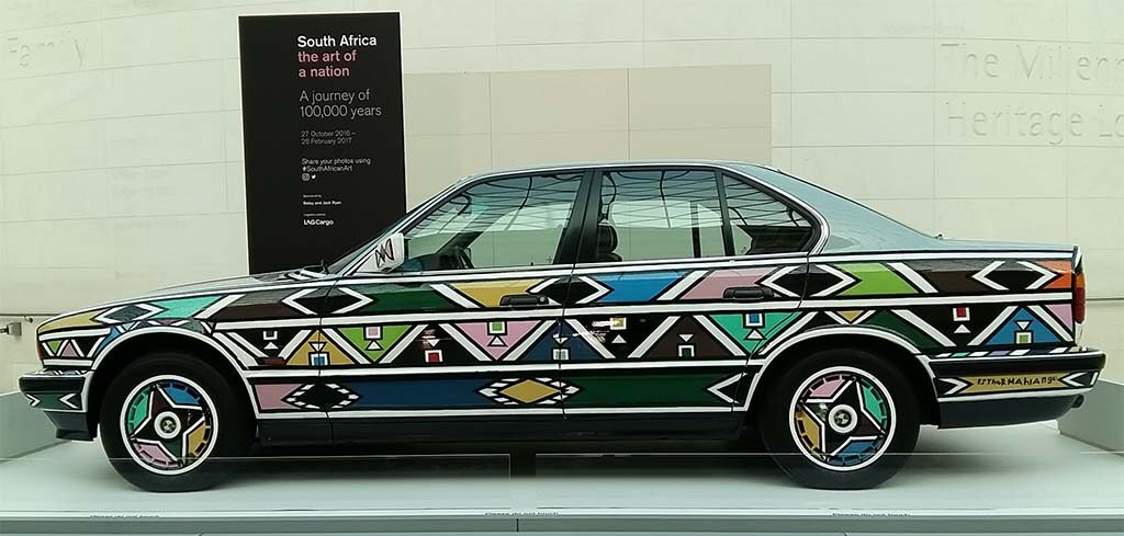 South-Africa-BMW-525i-Art-Car-nummer-12-©Esther-Mahlangu-1991-eind-van-apartheid-binnenplein-British-Museum-foto-Wilma-Lankhorst