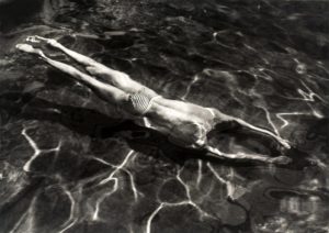 Elton-John-Andre-Kertesz-Onderwaterzwemmer 1917