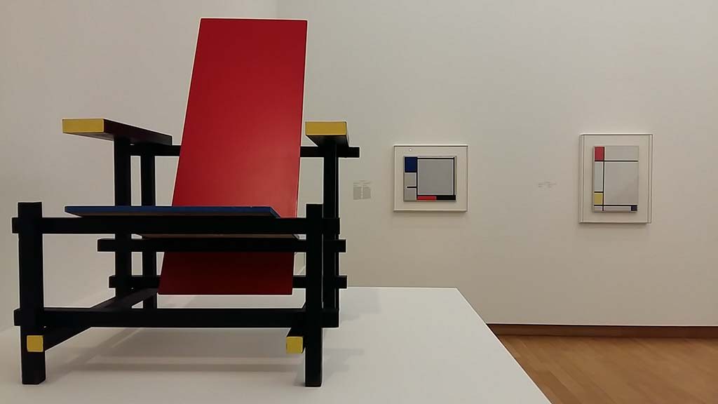 De-Stijl-in-het-Stedelijk_entree_l.-stoel-Rietveld-1960_-achtergrond-2x-Mondriaan-_foto-Wilma-Lankhorst.