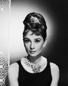 Audrey-Hepburn_-portret-op-een-barkruk-Breakfast-at-Tiffany’s.-Foto_-Ullstein-Bild_coll_Getty-Images