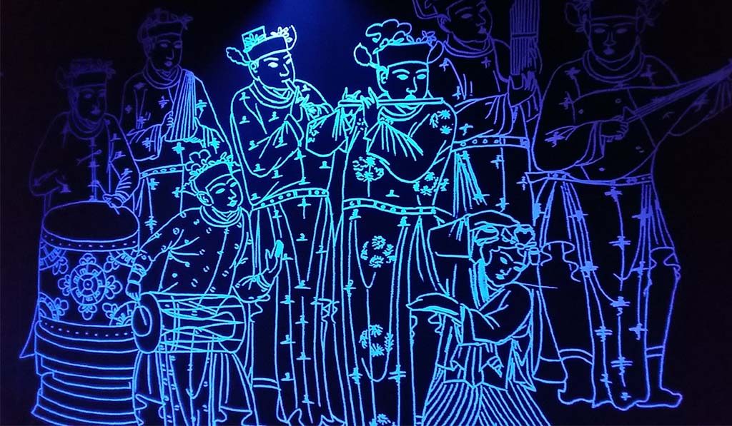 The-Great-Liao-Black-Lights-in-graftombe-foto-Wilma-Lankhorst
