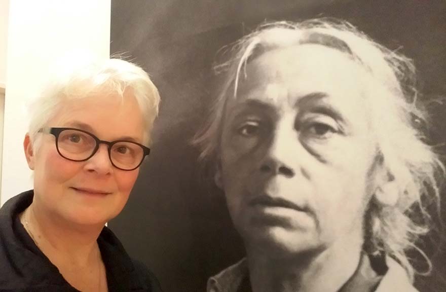 vrouwelijke kunstenaars Käthe-Kollwitz-2017-150-jaar_-selfie-Wilma-Lankhorst-in-Käthe-Kollwitz-Museum-Keulen