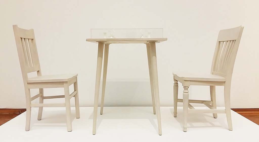 Museum-Ludwig-Hahn-Collection_Schaaktafel-met-2-stoelen-zaal-Concept-©Yoko-Ono-foto-Wilma-Lankhorst