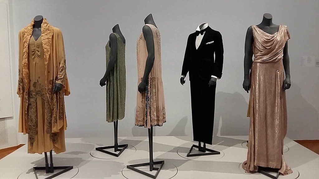 De Ontdekking van Mondriaan-zaaloverzicht-11-Dynamiek-jurken-foto Wilma Lankhorst