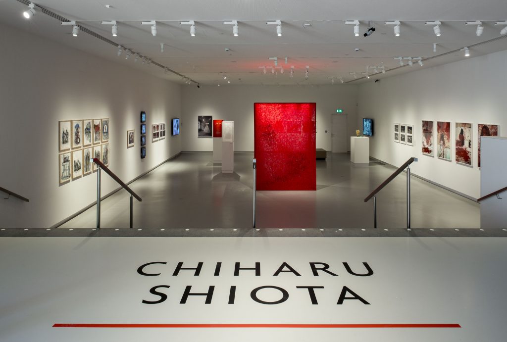  Chiharu-Shiota-Between-the-Lines-zaal-overzicht-foto-Joep-Jacob