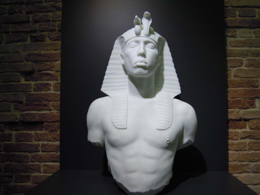  Damien Hirst torso farao-met-tepel-piercing-foto-Wilma-Lankhors